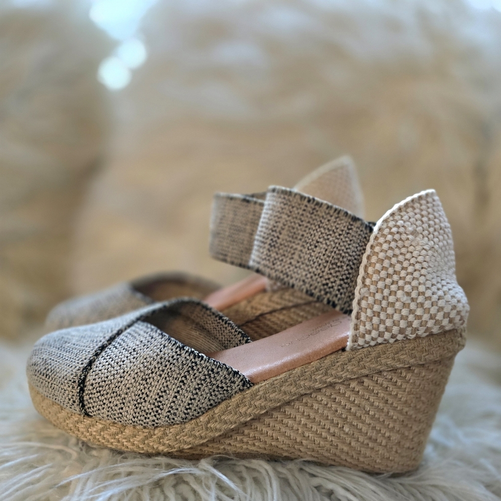 Andre Assous Espadrille Wedge Sandal with Ankle Strap. Size 5